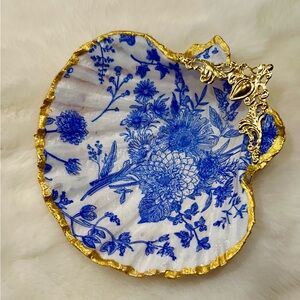 Seashell trinket holder